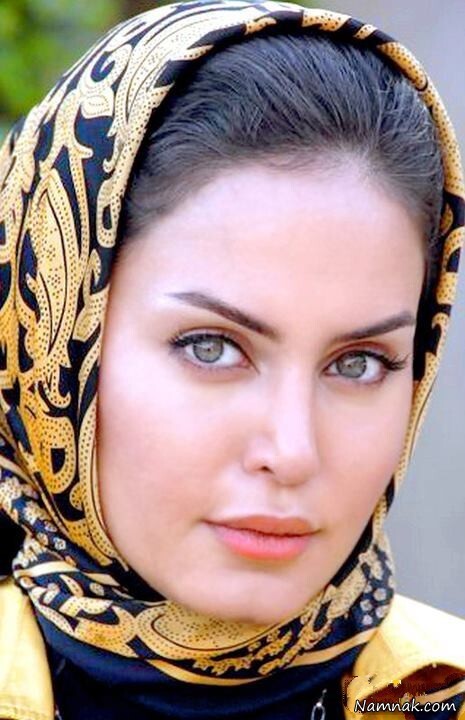 عکس/ژست هنری الناز شاکردوست در یک کافه زیبا