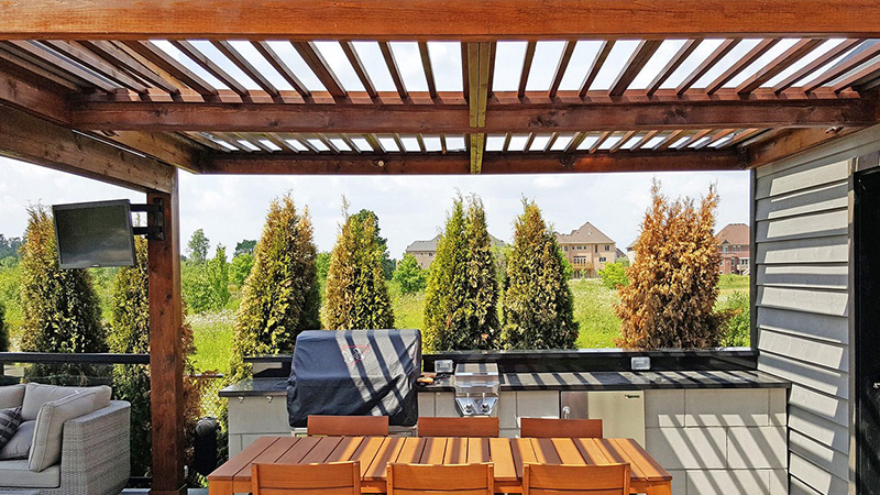 بررسی مزایا و کاربردهای سقف متحرک در پروژه‌های مسکونی و ویلایی